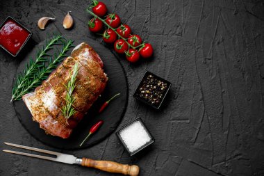 Baharatlı ve biberiyeli çiğ et. yemek arkaplanı 