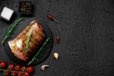 Baharatlı ve biberiyeli çiğ et. yemek arkaplanı 