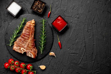 Baharatlı ve biberiyeli lezzetli ızgara et.