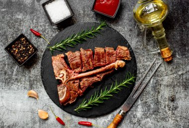 Baharatlı ve biberiyeli lezzetli ızgara et.