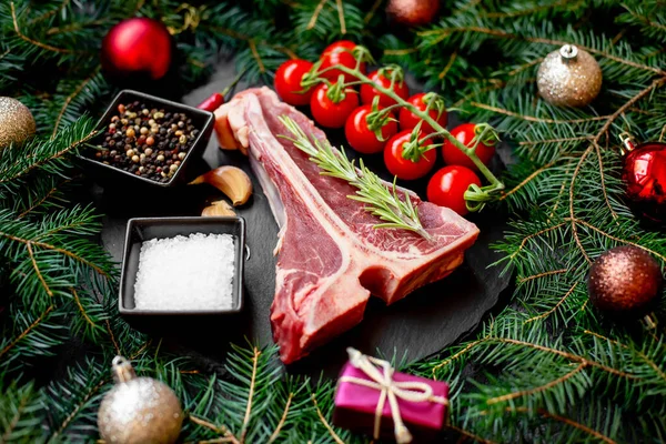 Koncepcja Świątecznego Jedzenia Surowe Mięso Przyprawami Dekoracjami Świątecznymi Rustykalnym Tle — Zdjęcie stockowe