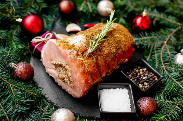 Noel Yemeği Konsepti Baharatlı Çiğ Köylü Arka Planında Noel Süslemeleri — Stok fotoğraf