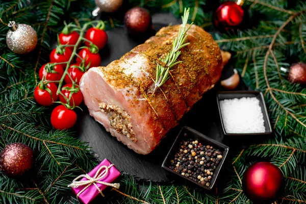 Weihnachtliches Essen Rohes Fleisch Mit Gewürzen Und Weihnachtsdekoration Auf Rustikalem — Stockfoto