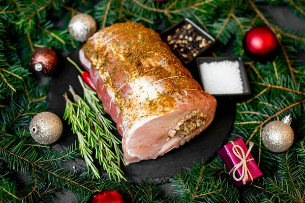 Weihnachtliches Essen Rohes Fleisch Mit Gewürzen Und Weihnachtsdekoration Auf Rustikalem — Stockfoto