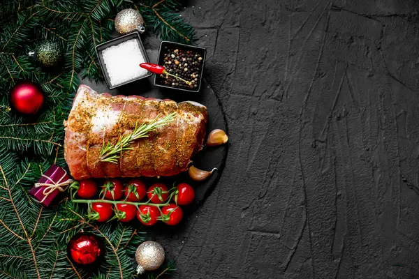 Weihnachtliches Essen Rohes Fleisch Mit Gewürzen Und Weihnachtsdekoration Auf Rustikalem — Stockfoto
