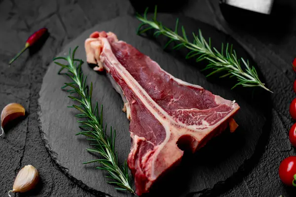 Surowe Mięso Przyprawami Rozmarynem Tło Gotowania — Zdjęcie stockowe