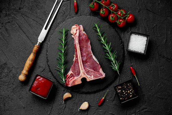 Carne Crua Com Especiarias Alecrim Fundo Cozinha — Fotografia de Stock