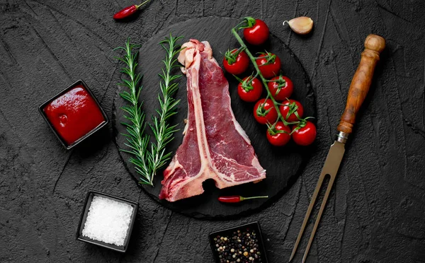Rauw Vlees Met Specerijen Rozemarijn Kookachtergrond — Stockfoto