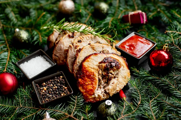 Noel Yemeği Konsepti Baharatlı Dekorasyonlu Lezzetli Izgara — Stok fotoğraf