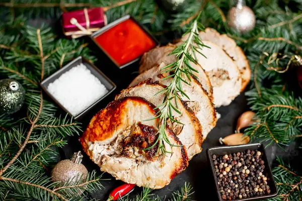 Weihnachtliches Essenskonzept Leckeres Grillfleisch Mit Gewürzen Und Dekorationen — Stockfoto