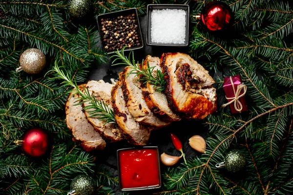 Karácsonyi Étel Koncepció Finom Grillezett Hús Fűszerekkel Dekorációkkal — Stock Fotó