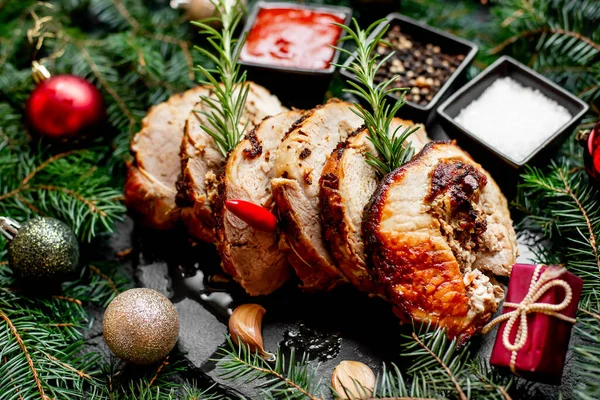 Weihnachtliches Essenskonzept Leckeres Grillfleisch Mit Gewürzen Und Dekorationen — Stockfoto