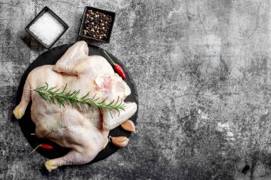 Taş bir arka planda çiğ tavuk