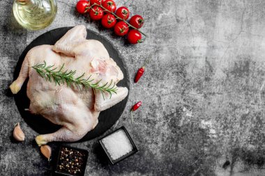Taş bir arka planda çiğ tavuk