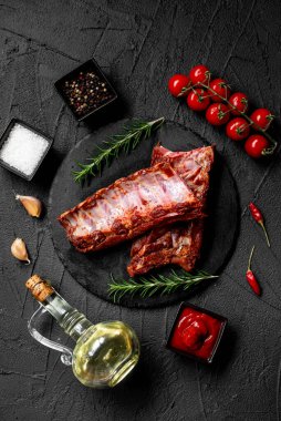 Salamura edilmiş domuz pirzolası ve arkaplanda baharatlar. 