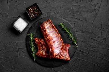 Salamura edilmiş domuz pirzolası ve arkaplanda baharatlar. 