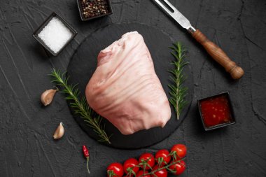 Baharatlı, otlu, taştan arkaplanda çiğ domuz eti