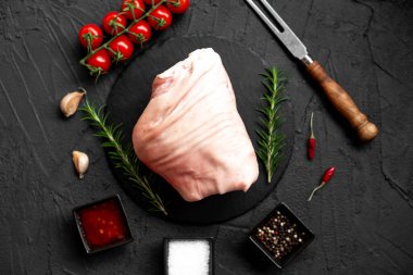 Baharatlı, otlu, taştan arkaplanda çiğ domuz eti