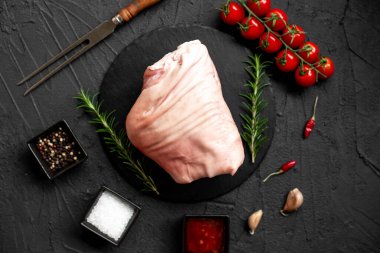 Baharatlı, otlu, taştan arkaplanda çiğ domuz eti