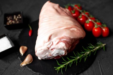 Baharatlı, otlu, taştan arkaplanda çiğ domuz eti