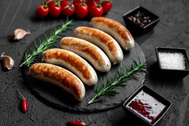 Taş zeminde Alman ızgara sosisi.