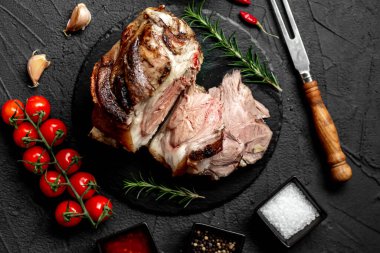 Domuz eti fırında pişirilmiş, taş zeminde.