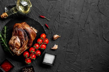 Domuz eti fırında pişirilmiş, taş zeminde.