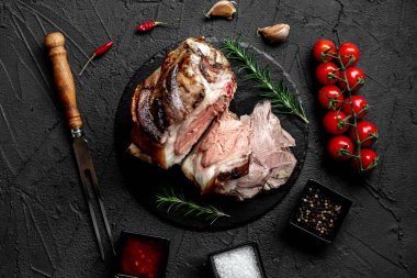 Domuz eti fırında pişirilmiş, taş zeminde.