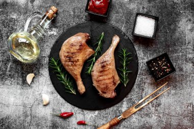 Izgara ördek bacağı, otlu ve baharatlı taş zemin.