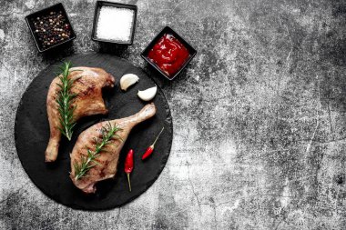 Izgara ördek bacağı, otlu ve baharatlı taş zemin.