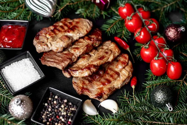 Gegrilde Varkensvlees Steaks Met Kerst Decoraties Stenen Achtergrond — Stockfoto