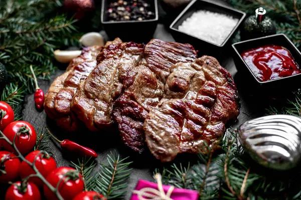 Steaks Porc Grillés Avec Décorations Noël Sur Fond Pierre — Photo