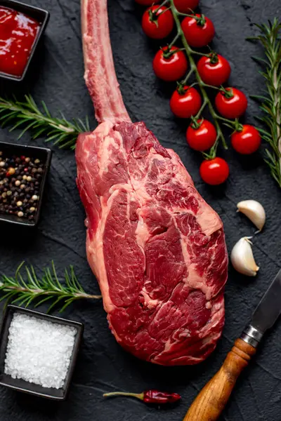 Çiğ Tomahawk Bifteği Baharatları Siyah Taş Arka Planda — Stok fotoğraf