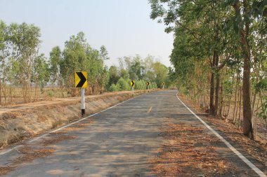 Gün boyunca susuz bir kanalın yanında Paved Yolu