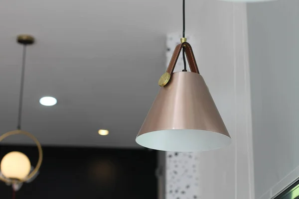 Una Lámpara Cono Color Crema Cuelga Del Techo Para Proporcionar —  Fotos de Stock