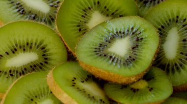 Taze sulu altın kivi, yakın, dönüşümlü.