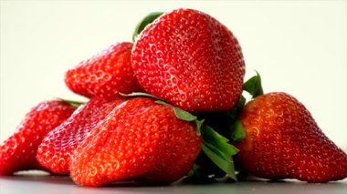 Çilek döner. Taze, olgun, sulu, lezzetli çilekler. Makro çekim.