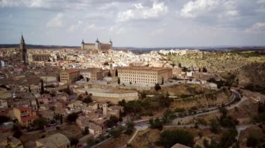 Hava şehri Toledo İspanya Alcazar katedralinin çatıları mimarisi.