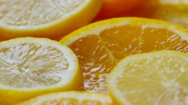 Dönen Turuncu ve Limon Taze, olgun, sulu, lezzetli. Makro çekim.