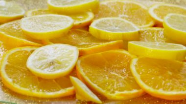 Dönen Turuncu ve Limon Taze, olgun, sulu, lezzetli. Makro çekim.
