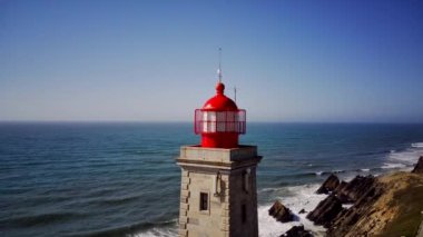 Pedro de Moel 'deki Penedo da Saudade deniz feneri ve kayalık sahil uçurumu.