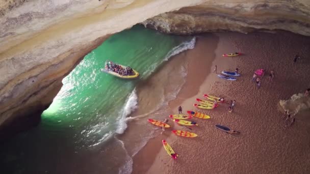 Voando Vista Aérea Das Cavernas Benagil Costa Atlântica Oceano Lagoa — Vídeo de Stock