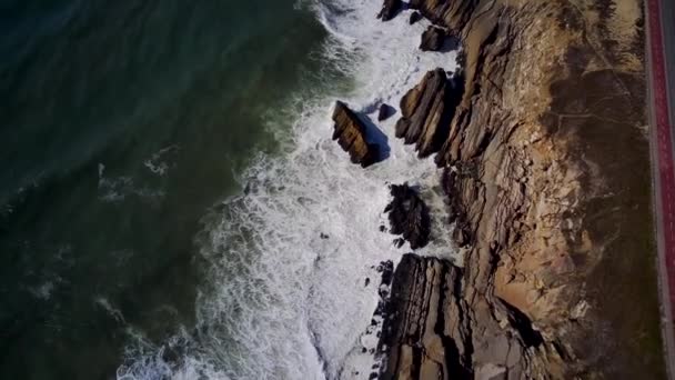 ペドロ モエルのペネド サウデード灯台と岩場の海岸崖 — ストック動画