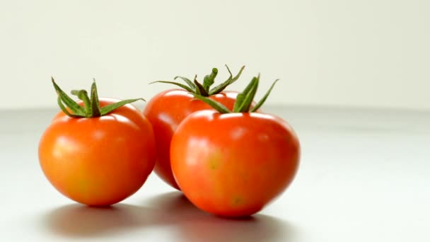 Rotierende Tomate Auf Weißem Hintergrund — Stockvideo
