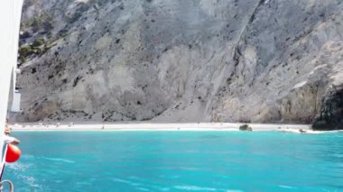 Lefkada 'nın egzotik sahillerini gezen yolcularla dolu bir turist botu. 