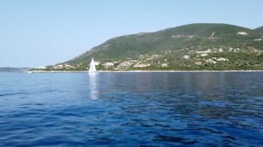 Lefkada, Yunan Adası, Yunanistan 'ı geçip Akdeniz' de bir yelkenli teknesini izlemek. 