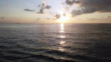 Hint Okyanusu 'nun karşısındaki Güneş alacakaranlığı