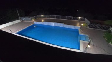Yarasalar gece vakti yüzme havuzunun etrafında uçar, havuz iyi aydınlatılır ve yarasaların suya uçtuğunu görür.. 