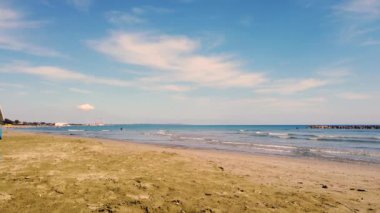 İki kişinin sörf yapmayı öğrendiği Larnaka Sahili, Kıbrıs kıyılarındaki Akdeniz 'de plaj etkinliği. 