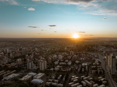 Neuquen şehrinde gün batımının havadan görünüşü ve gökyüzüne güneş batışı. Neuquen, Patagonya, Arjantin